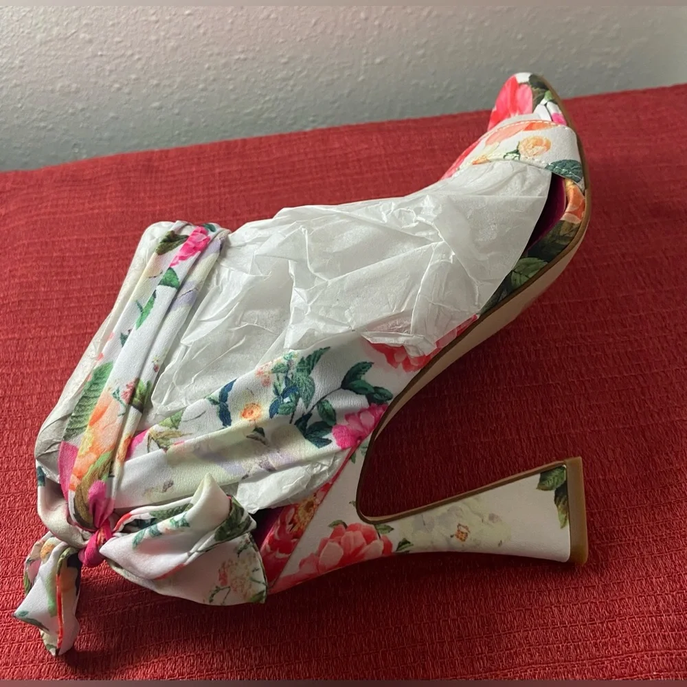 NWT.. NINE WEST FLORAL WRAP SANDALS - Picture 6 of 16